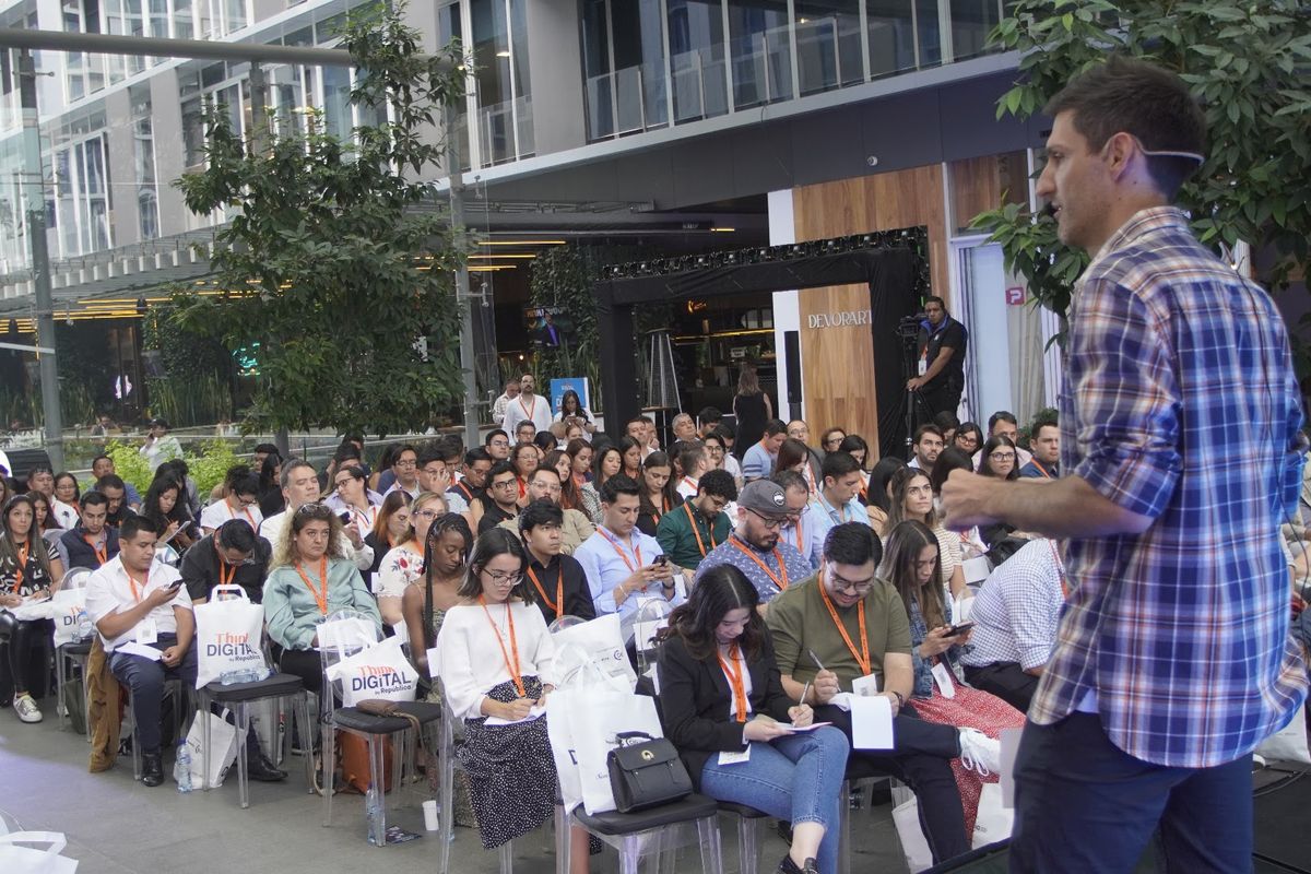 Zeke Novarino dando una charla al aire libre en Think Digital by República, Guatemala, ante el público sentado